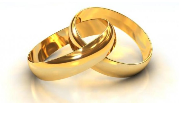 memakai cincin di jari tengah