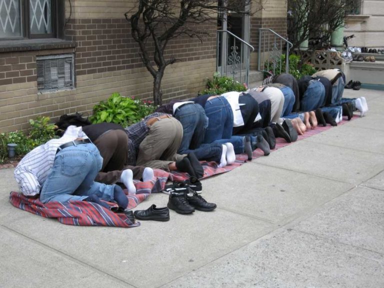 Kumpulan Gambar  Orang  Sujud yang Akan Membuatmu Kagum 